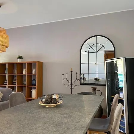 Marina Pool & Sea Apartment