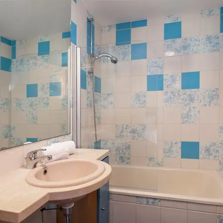 Marina Pool & Sea Apartment